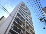 OAKLANCE森下2 下から見上げた白基調のモダンな外観と整然としたバルコニー