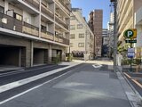 OAKLANCE森下2 駐車場と建物が備わった開放的なエントランスアプローチ