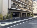 OAKLANCE森下2 駐車場と植栽を備えたモダンな建物の1階外観