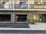 OAKLANCE森下2 駐車場とエントランスが備わった建物の1階部分の外観