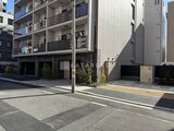 OAKLANCE森下2 前面道路から見たモダンな建物外観と駐車場入口