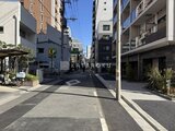OAKLANCE森下2 周辺の建物に囲まれた落ち着いた街並みと駐車場入口の様子