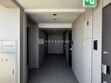 OAKLANCE森下2 落ち着いた色調の廊下とタイル張りの壁が特徴の共用通路