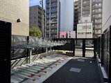 OAKLANCE森下2 駐輪場から見上げた建物周辺の開放的な共用スペース