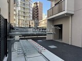 OAKLANCE森下2 自転車置き場と駐輪スペースを備えた開放的な共用部