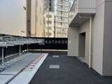 OAKLANCE森下2 駐車場入口から見た建物エントランスへのアプローチ