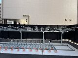 OAKLANCE森下2 駐輪スペースと駐車スペースが整備された共用部の様子