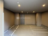 OAKLANCE森下2 駐車場空間から見た落ち着いた色調の共用通路