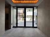 OAKLANCE森下2 モダンな木目天井を配した開放的なエントランスホール