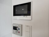 OAKLANCE森下2 モニター付きインターホンと給湯パネルが設置された玄関周りの壁
