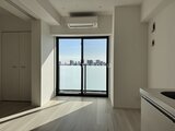 OAKLANCE森下2 大きな窓から水辺の景色を望むモダンなリビングダイニング