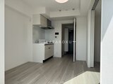 OAKLANCE森下2 白を基調にしたコンパクトなキッチンとリビング空間の全景