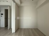 OAKLANCE森下2 白基調のシンプルな洋室と引き戸で仕切られた開放的な空間