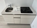 OAKLANCE森下2 シンク、ガスコンロ、収納がコンパクトに配置されたキッチン