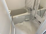 OAKLANCE森下2 バスタブとシャワーブースが備わった浴室全景