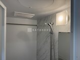 OAKLANCE森下2 大理石調タイルの壁面に現代的なシャワーヘッドが備わったバスル