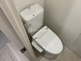 OAKLANCE森下2 トイレタンク一体型の温水洗浄便座と手洗い付きシンク