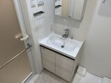 OAKLANCE森下2 清潔感のある洗面台と鏡、収納付きの洗面化粧台