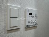 OAKLANCE森下2 照明スイッチと給湯器パネルが配置された壁面