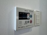 OAKLANCE森下2 給湯器とエアコンの操作パネルが並んだ壁面