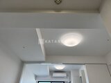 OAKLANCE森下2 明るいダウンライト照明がある白を基調とした廊下空間