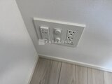OAKLANCE森下2 白い壁面に設置された照明スイッチとコンセントの様子