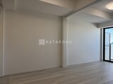 OAKLANCE森下2 明るい床材と白壁が統一された広めのリビングダイニング空間