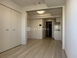 OAKLANCE森下2 白系の建具とアッシュ調フローリングがまとめられた、ゆとりのあ