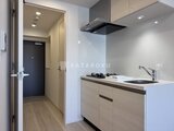 OAKLANCE森下2 明るい印象のキッチンと玄関への動線が見える間取り