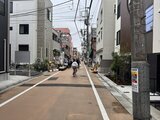 THE PALMS大島 周辺の住宅が立ち並ぶ、落ち着いた雰囲気の路地から見た街並み