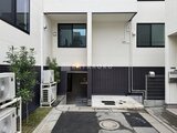 THE PALMS大島 黒と白のモダンな外壁が特徴のエントランス前の庭園空間
