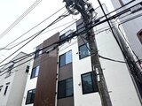 THE PALMS大島 白と濃い茶色のツートンカラーが印象的な建物外観