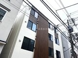 THE PALMS大島 白と濃茶のモダンな外壁が印象的な3階建て建物の外観
