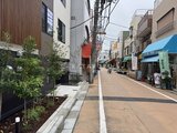 THE PALMS大島 周辺商店街に面した物件の前面道路と街並みの様子