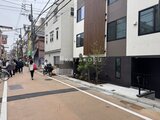 THE PALMS大島 前面道路から見た建物と周辺の街並みの様子