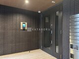 THE PALMS大島 モダンなタイル調の壁面を配した共用エントランスホール