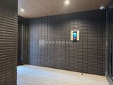 THE PALMS大島 エントランスホール、立体的なタイル壁と明るい床の落ち着いた空