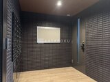 THE PALMS大島 黒いタイル壁に囲まれたモダンな印象のエレベーターホール