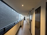 THE PALMS大島 モダンな壁材と木調フローリングでまとめた共用廊下