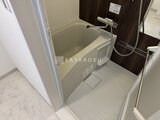 THE PALMS大島 浴槽と広めのシャワースペースを備えたバスルーム