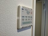 THE PALMS大島 浴室操作パネル付きの壁面と洗面脱衣室への入口