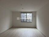 THE PALMS大島 明るく開放的な1R・1Kの居室で、大きな窓から街並みが見える