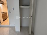 THE PALMS大島 洋室入口付近に設けられた収納スペース付きの玄関