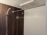 THE PALMS大島 木目調パネルと浴室換気乾燥機付きのシャワーブース