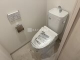 THE PALMS大島 温水洗浄便座と背面のタンク付きトイレの空間