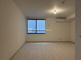 THE PALMS大島 大きな窓から採光を得た、落ち着いたトーンのワンルーム