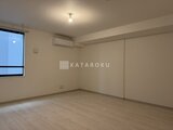 THE PALMS大島 窓から光が入る明るい洋室、エアコン完備