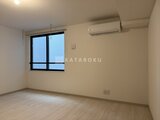 THE PALMS大島 窓からの採光が心地よい、エアコン付きのシンプルな洋室