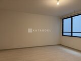 THE PALMS大島 明るい窓からの採光を取り込んだ広めのリビング空間
