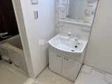 THE PALMS大島 白を基調とした清潔感のある洗面化粧台と鏡